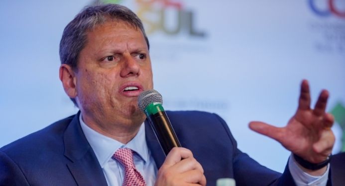 "Vou me preocupar quando falsificarem Coca-Cola", diz Tarcísio sobre mortes por metanol