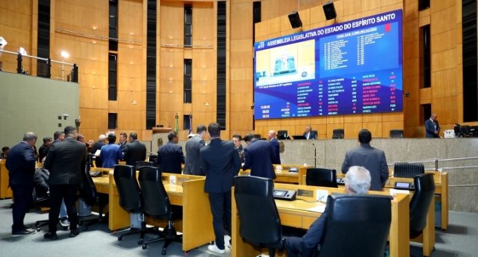 Ales aprova abono de até R$ 2,5 mil em dezembro para servidores do ES