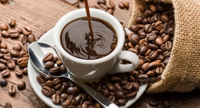 Beber uma xícara de café por dia reduz risco de arritmia cardíaca em quase 40%, indica estudo