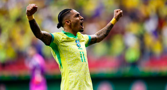 Brasileiro Raphinha é finalista do prêmio de melhor do mundo da Fifa