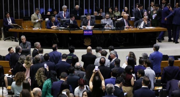 Congresso derruba vetos de Lula e flexibiliza regras para licenciamento ambiental no Brasil