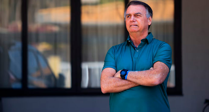 Defesa de Bolsonaro pede prisão domiciliar humanitária ao STF