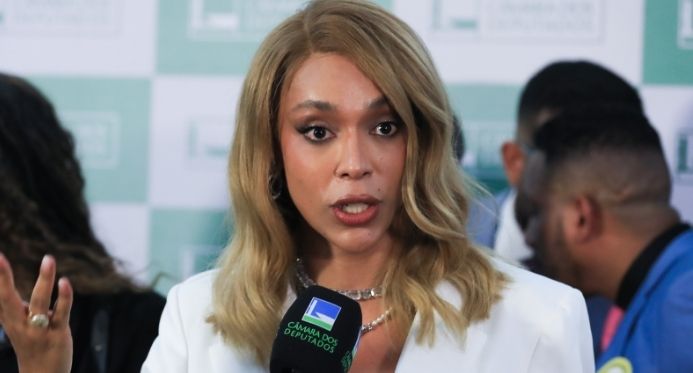 Erika Hilton aciona STF contra Nikolas Ferreira por uso de celular em visita a Bolsonaro