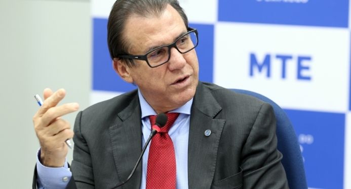 Jornada 6x1 é "perversa" e incompatível com a vida moderna, afirma ministro do Trabalho