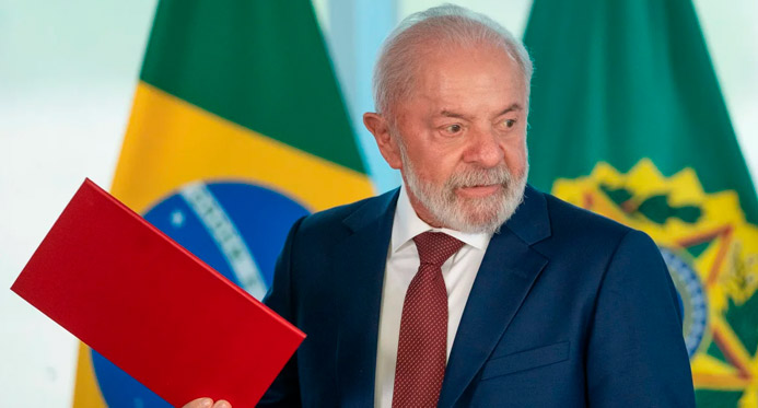 Lula diz que "Brasil deu lição de democracia ao mundo" após prisão de Bolsonaro