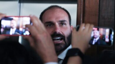 Moraes e Dino votam para tornar Eduardo Bolsonaro réu por tentar coagir STF