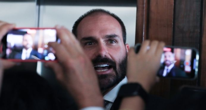 Moraes e Dino votam para tornar Eduardo Bolsonaro réu por tentar coagir STF
