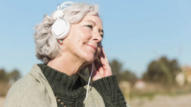 Ouvir música pode reduzir risco de demência aos 70 anos, diz estudo