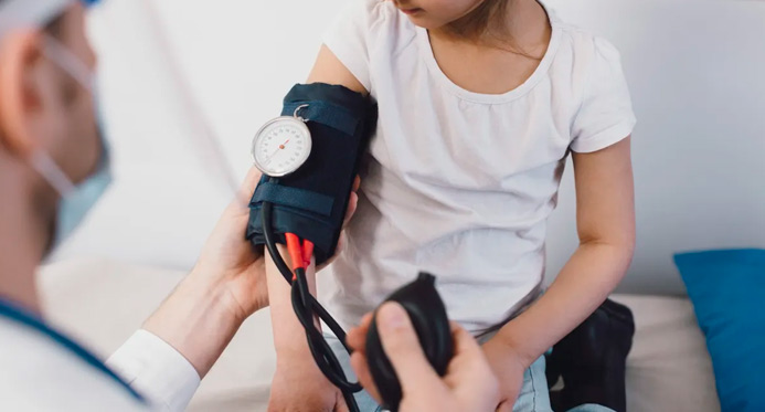 Pressão alta em crianças e adolescentes quase dobrou entre 2000 e 2020