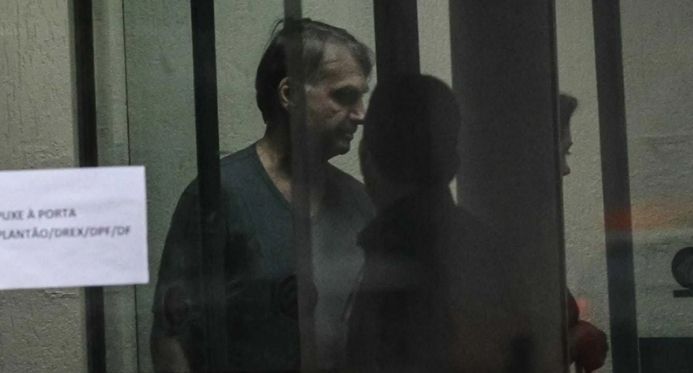 54% consideram justa a prisão de Bolsonaro e 34% defendem pena em casa, mostra pesquisa