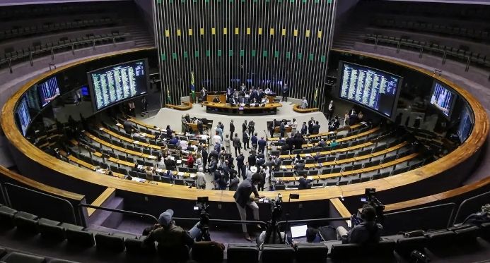 Câmara vota projeto que reduz penas de condenados por golpe e beneficia Bolsonaro