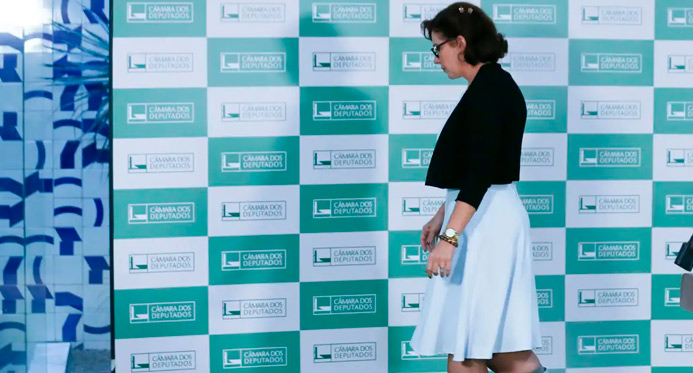 Carla Zambelli renuncia ao mandato; Câmara dará posse ao suplente