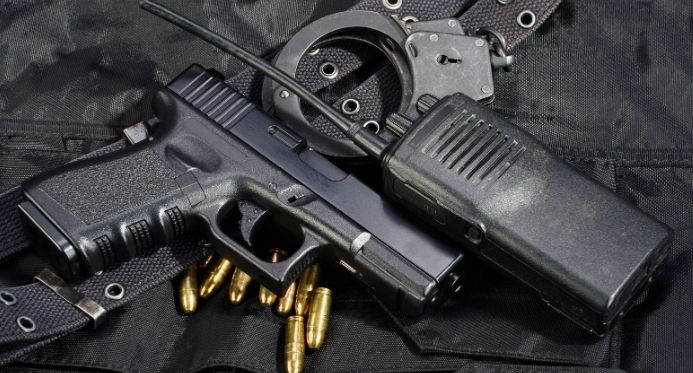 Decreto de Bolsonaro favoreceu desvio de armas para o crime organizado, diz estudo