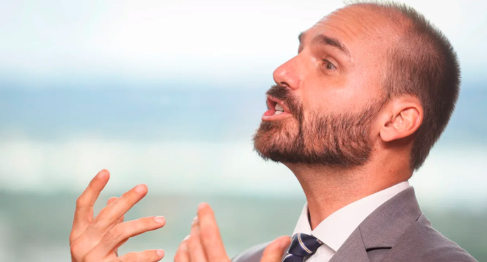 Eduardo Bolsonaro diz receber com "pesar" retirada de sanções a Moraes