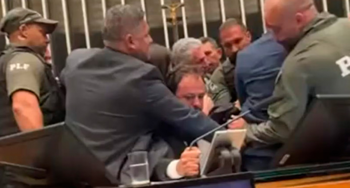Em protesto contra cassação, deputado Glauber Braga é arrancado à força da mesa