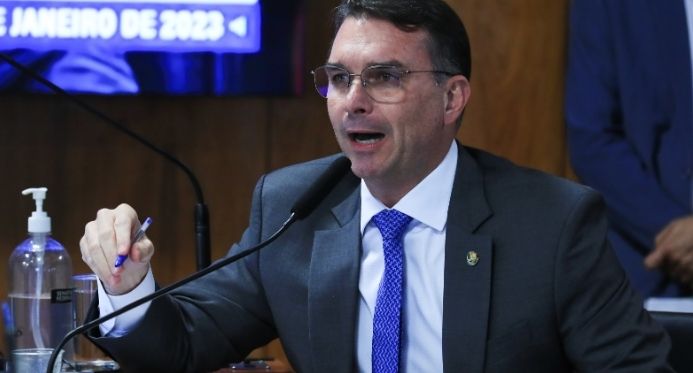 Flávio Bolsonaro confirma candidatura à Presidência em 2026