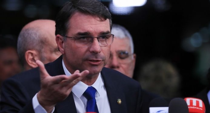 Flávio Bolsonaro indica que candidatura é moeda de troca e 'tem preço' para ser retirada