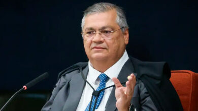 Flávio Dino proíbe repasse de emendas para Eduardo Bolsonaro e Ramagem