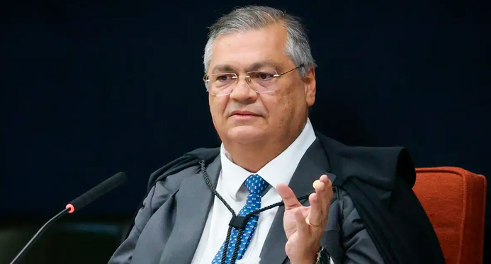 Flávio Dino proíbe repasse de emendas para Eduardo Bolsonaro e Ramagem