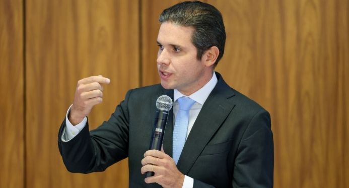 Motta inicia rito para cassar Eduardo Bolsonaro por excesso de faltas e quer decisão antes do recesso