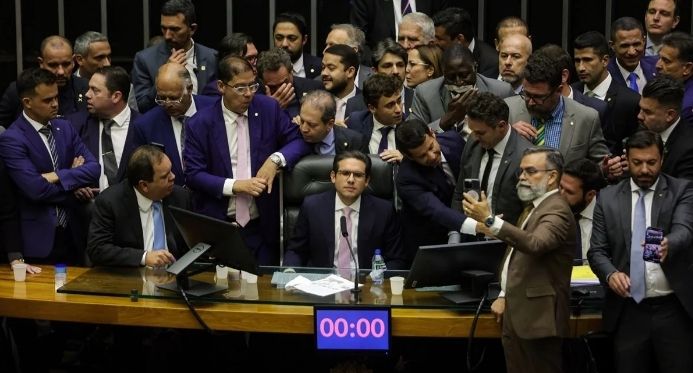 Na madrugada, Câmara aprova projeto que reduz penas do 8 de janeiro e beneficia Bolsonaro