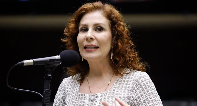Presa na Itália, Carla Zambelli tem mandato mantido por plenário da Câmara