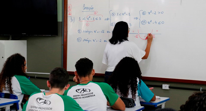Professores podem acumular cargo público, decide Congresso