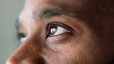 “Trend” nas redes sociais, raspar os cílios pode causar lesões nos olhos