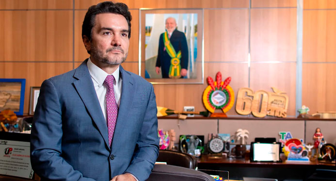 União Brasil expulsa ministro Celso Sabino por permanecer no Governo Lula