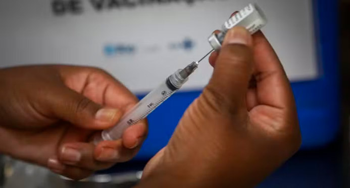 Vacina da dengue brasileira começa a ser aplicada em profissionais da saúde em janeiro