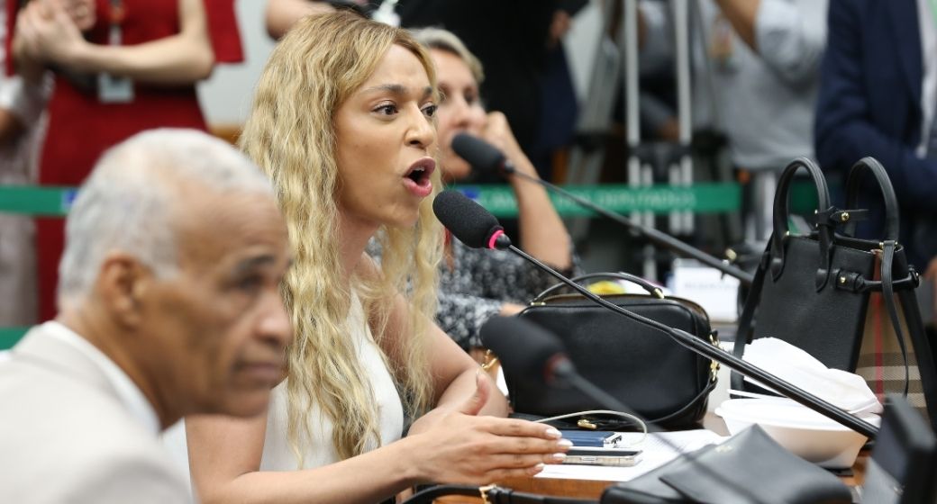 Após denúncia de Erika Hilton, órgãos federais exigem que X impeça criação de deepfakes sexuais no Grok