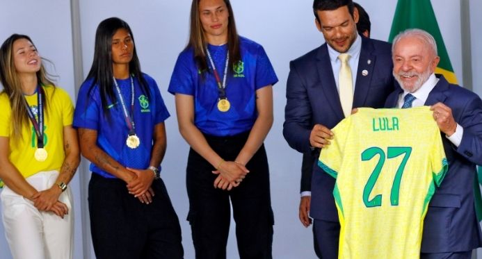 Lula assina MP que garante proteção de direitos para Copa do Mundo Feminina no Brasil