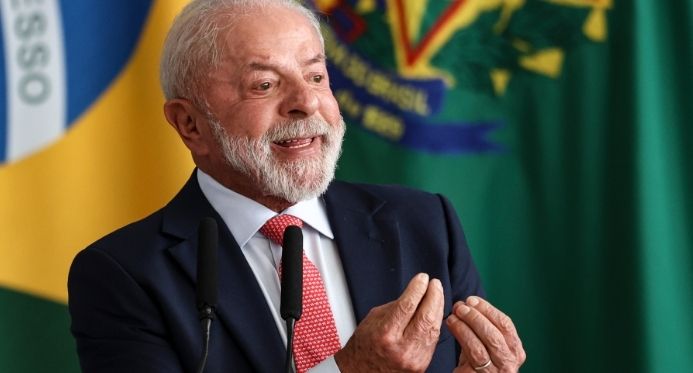 Lula diz que 'falta vergonha na cara' a quem defende dono do Banco Master