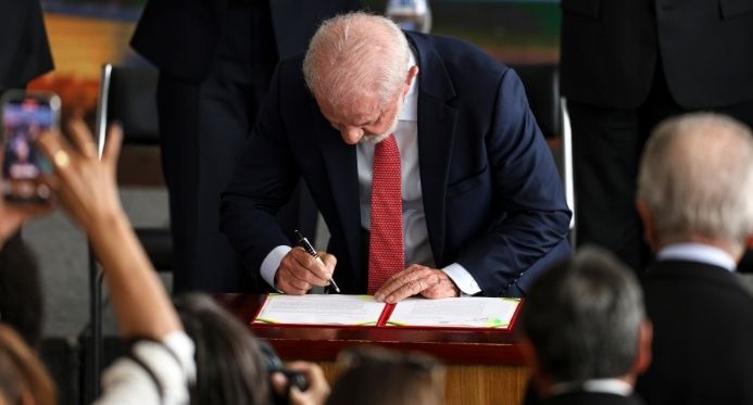 Lula sanciona Orçamento de 2026 de R$ 6,54 trilhões com foco em saúde e educação e vetos a emendas