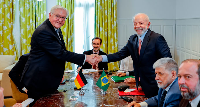 Presidente da Alemanha acusa EUA de destruir ordem mundial e convoca Brasil a agir
