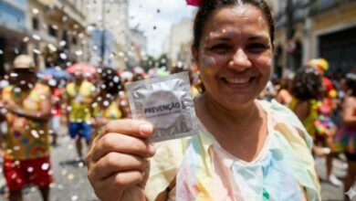 Camisinha e teste rápido: saiba como curtir o Carnaval com saúde e prevenir ISTs