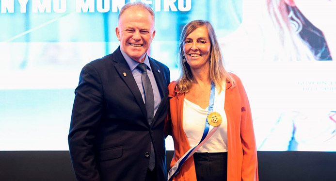 Casagrande entrega maior comenda do Estado à pesquisadora da polilaminina