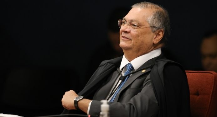 Dino proíbe criação de novos "penduricalhos" para barrar supersalários acima do teto