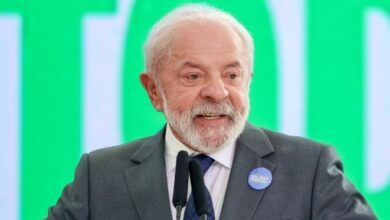 Dino suspende 'penduricalhos' nos Três Poderes e dá 60 dias para corte de supersalários