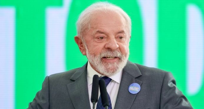 Dino suspende 'penduricalhos' nos Três Poderes e dá 60 dias para corte de supersalários