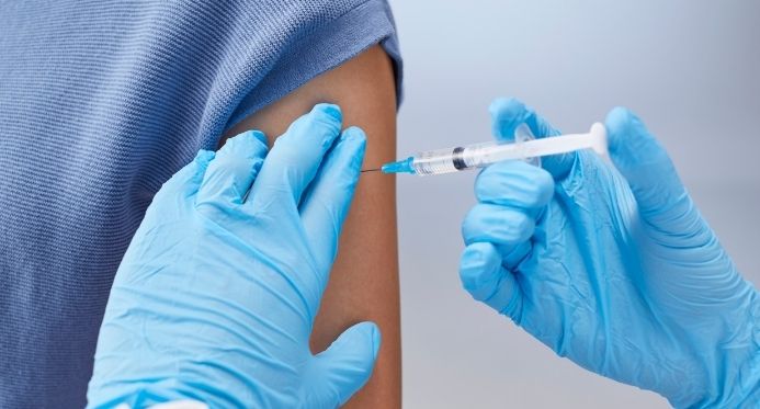 ES começa a vacinar 24,5 mil profissionais de saúde contra a dengue com dose única
