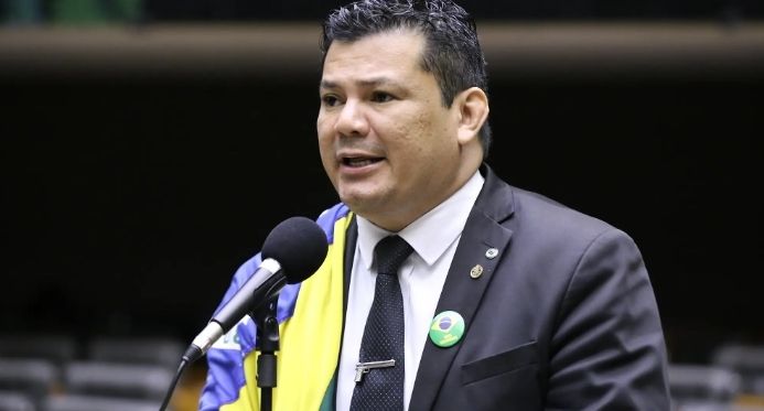 Gilvan da Federal é condenado a 3 anos por ataques a diretora de escola