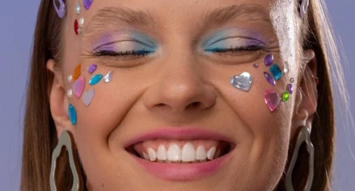Glitter, fantasias e Sol: dicas para que a pele não sofra no carnaval