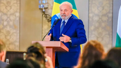 Lula sanciona reajuste do Legislativo para 2026, mas veta "penduricalhos" acima do teto