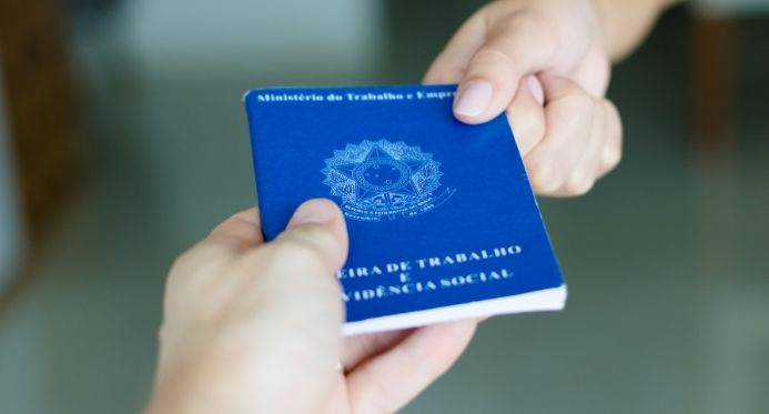 Não há mais razão para manter escala 6x1 e jornada de 44h, diz senador