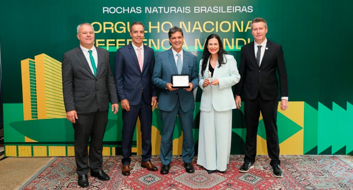 Ricardo Ferraço é homenageado na Câmara dos Deputados por fomento ao setor de rochas