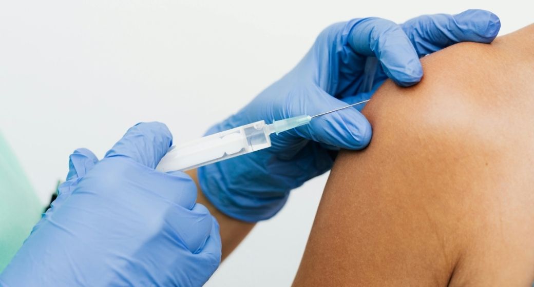 Brasil e China assinam acordo para dobrar produção de vacinas do SUS