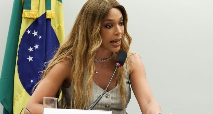 Erika Hilton aciona AGU contra Nikolas Ferreira por fake news sobre PL da Misoginia