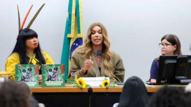Erika Hilton assume Comissão da Mulher na Câmara sob críticas da oposição e placar apertado