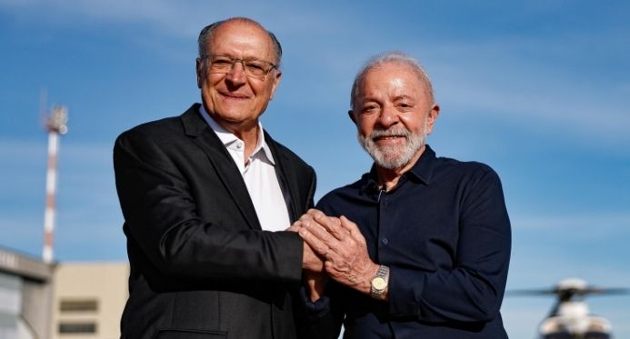 Lula confirma Alckmin como vice e anuncia saída de 18 ministros para as eleições de 2026